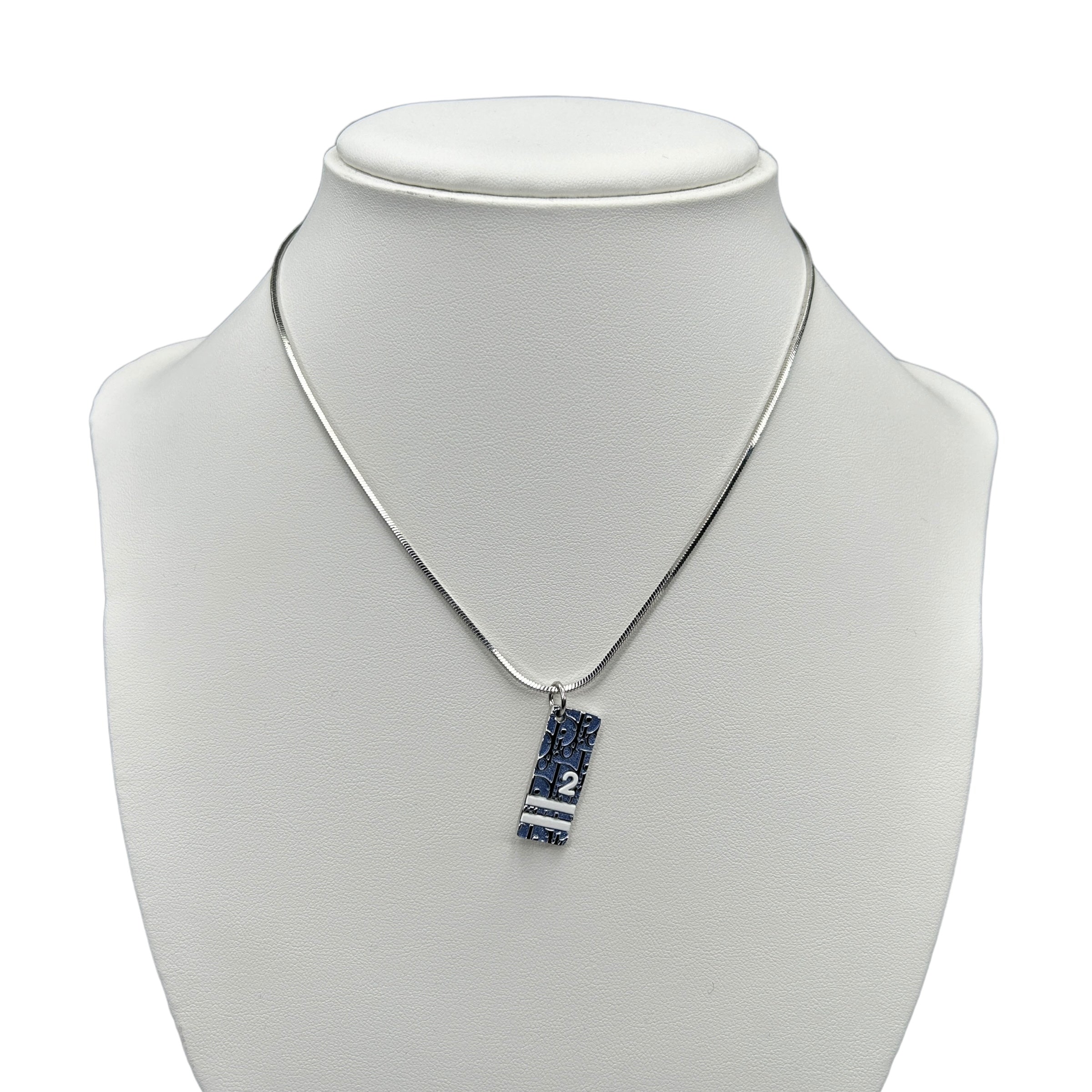 DIOR BLUE TROTTER PLATE NECKLACE IE3JR