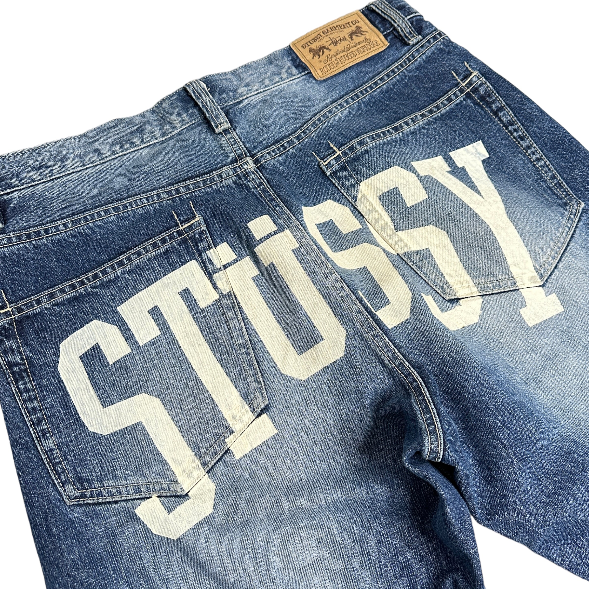 STUSSY BACK ARC SPELLOUT LIGHTWASH JEANS