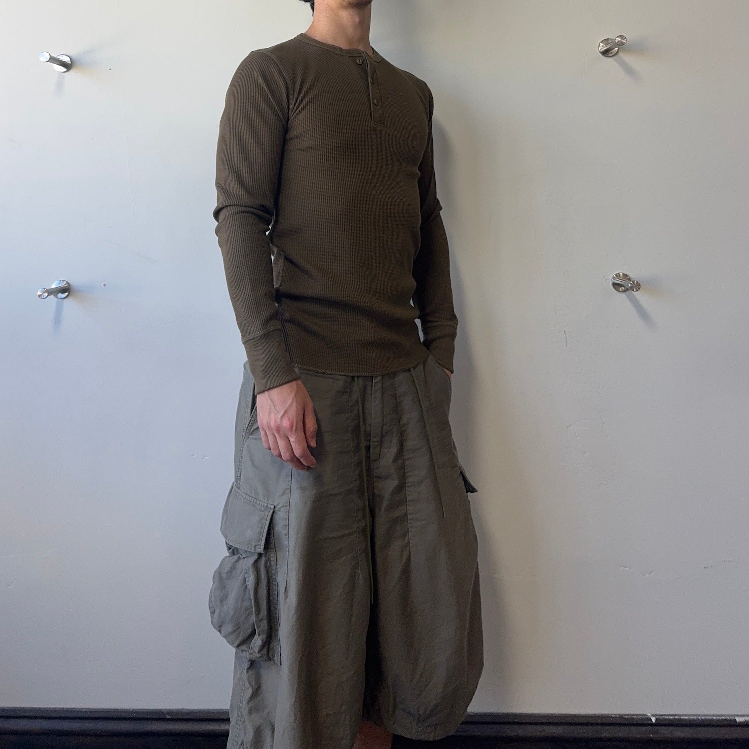 (NEW) AVIREX WAFFLE HENLEY LONG SLEEVE TOP - OLIVE