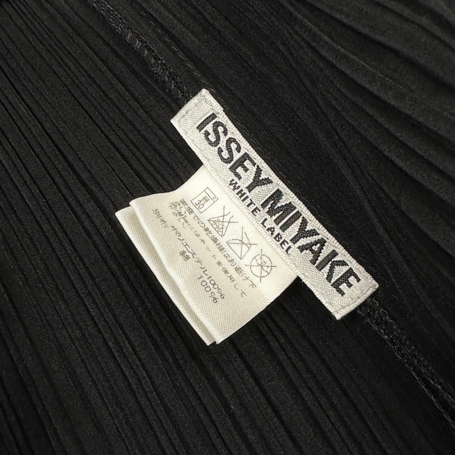 (2) ISSEY MIYAKE WHITE LABEL MOCK-NECK TANK