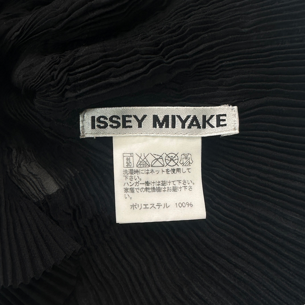 (2) ISSEY MIYAKE PLEATED TANK TOP