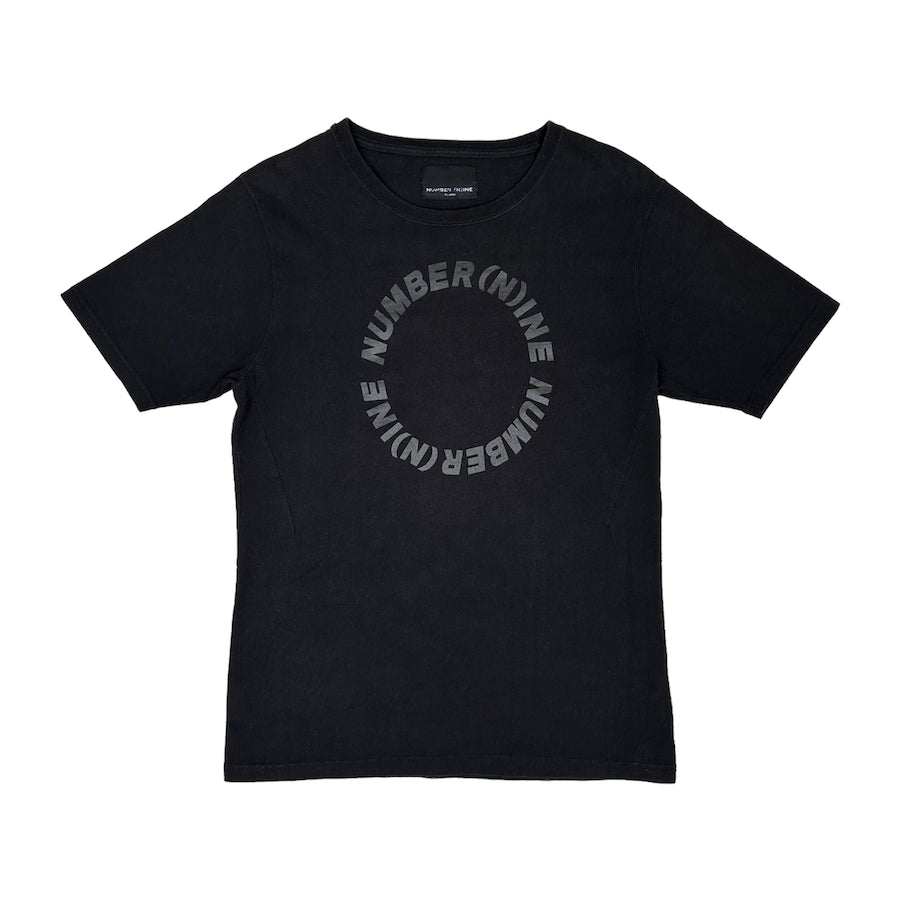 NUMBER(N)INE CIRCULAR LOGO TEE - BLACK