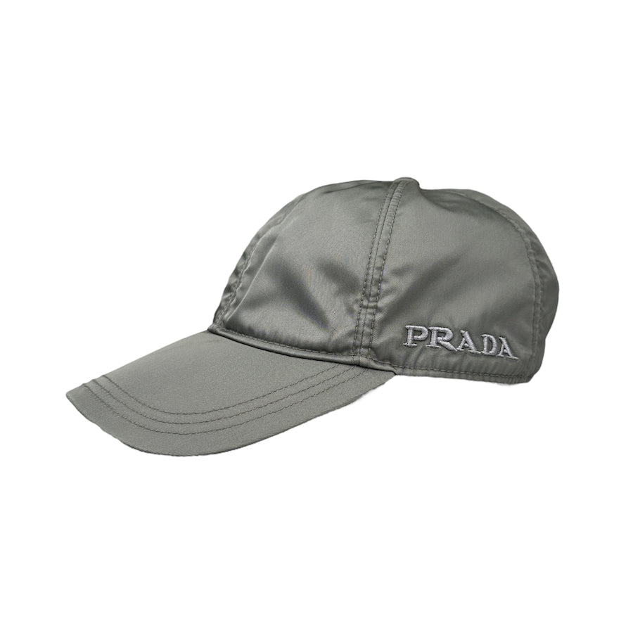 PRADA EMBROIDERED LOGO SILVER-GREY NYLON CAP GDF94