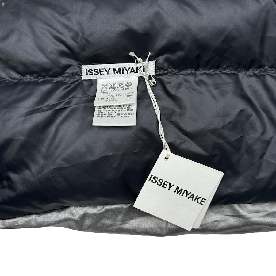 (NEW) ISSEY MIYAKE PUFFER DOWN SCARF - SILVER / BLACK