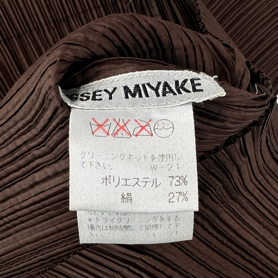 ISSEY MIYAKE HIGH NECK TANK TOP - BROWN