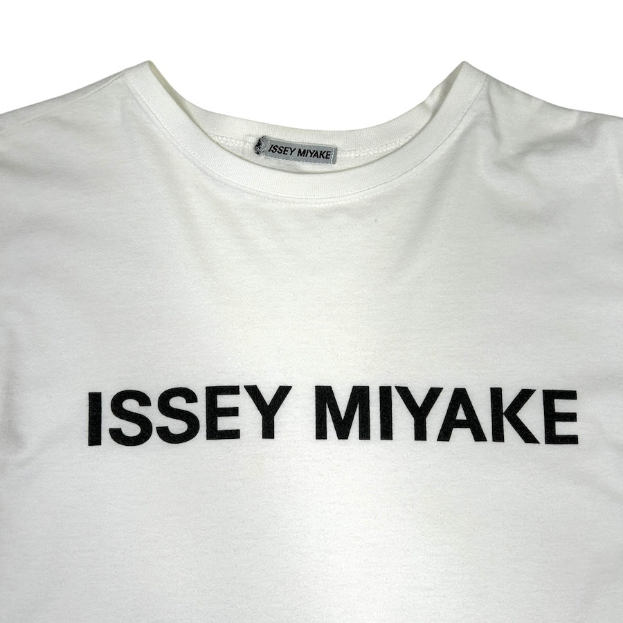 ISSEY MIYAKE SPELLOUT TEE - WHITE