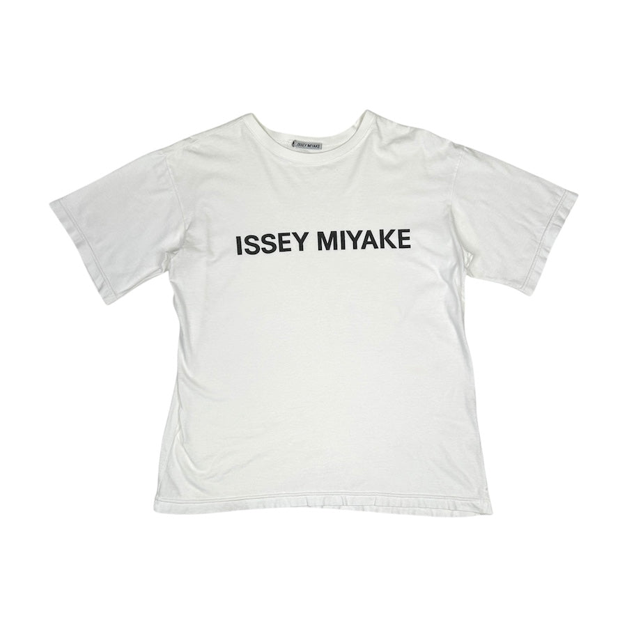 ISSEY MIYAKE SPELLOUT TEE - WHITE