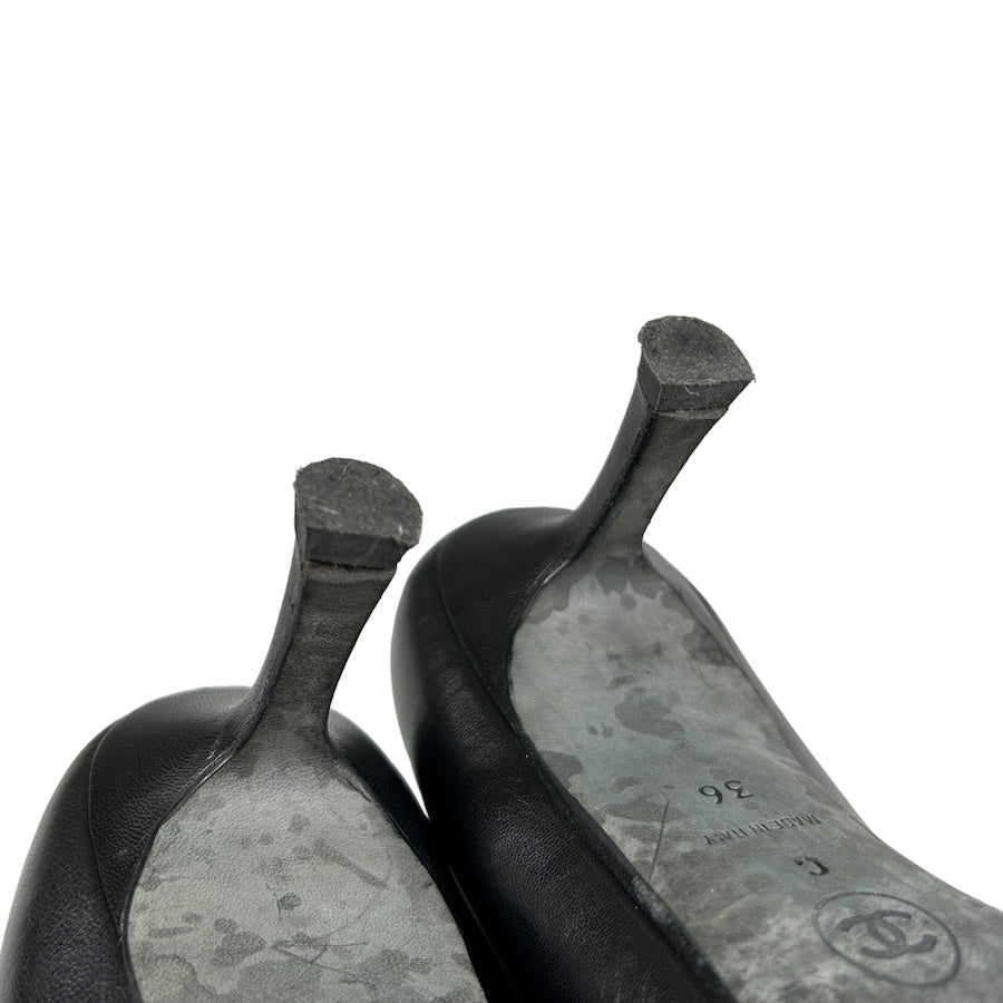 CHANEL BLACK LEATHER / PATENT LEATHER KITTEN HEELS