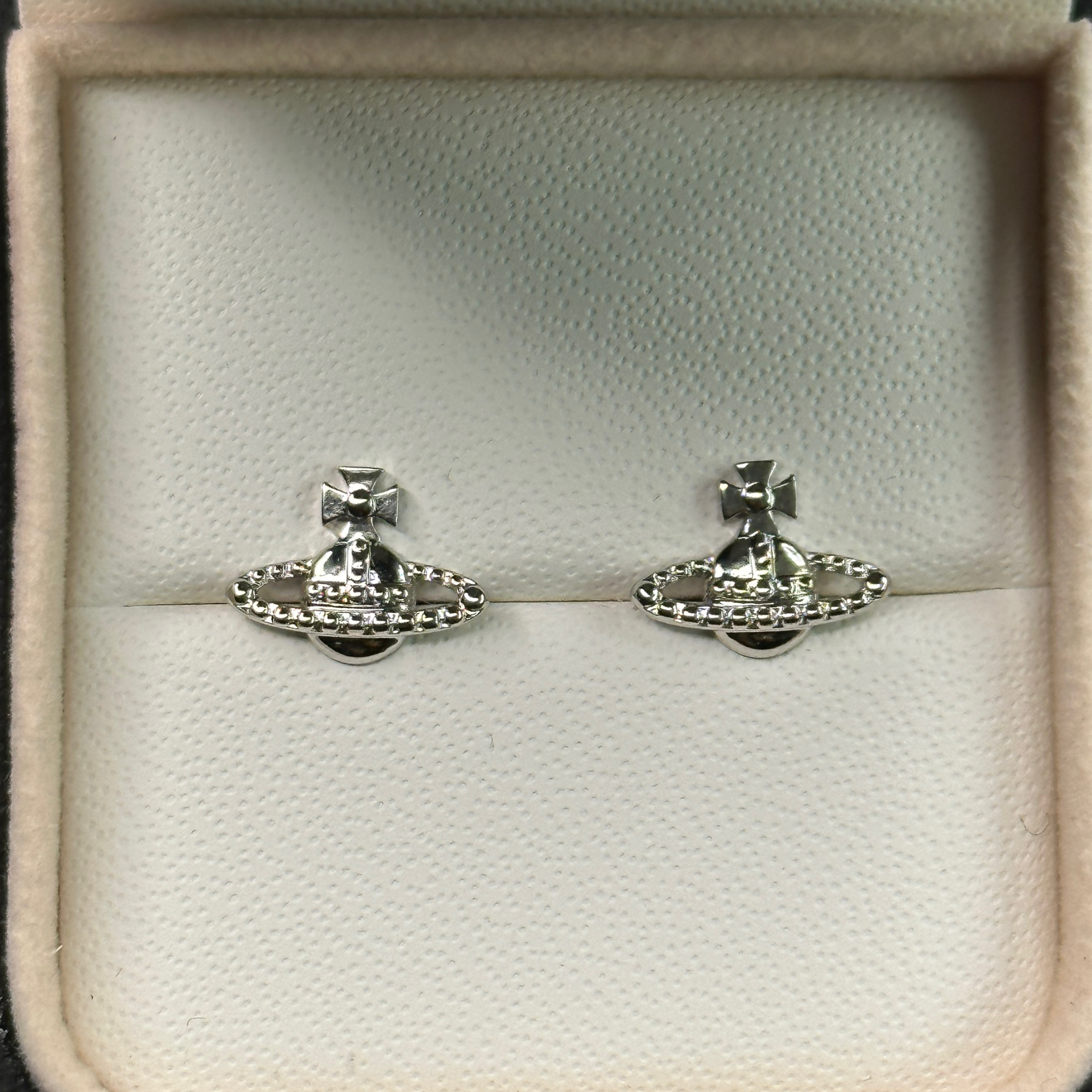 (NEW) VIVIENNE WESTWOOD FARAH STUD EARRINGS - PLATINUM (BRASS)